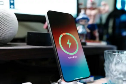 中江苹果15换屏服务分享用什么充电器给iPhone15充电更好 